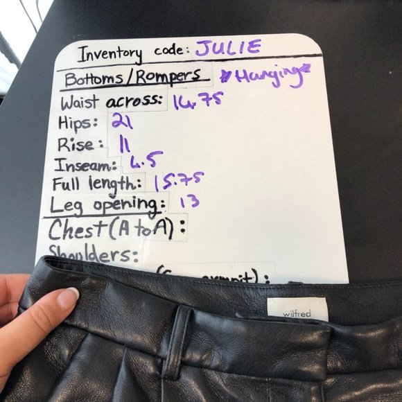 Aritzia Wilfred Black Effortless High-waisted, pleated faux leather shorts 4 - Picture 15 of 16